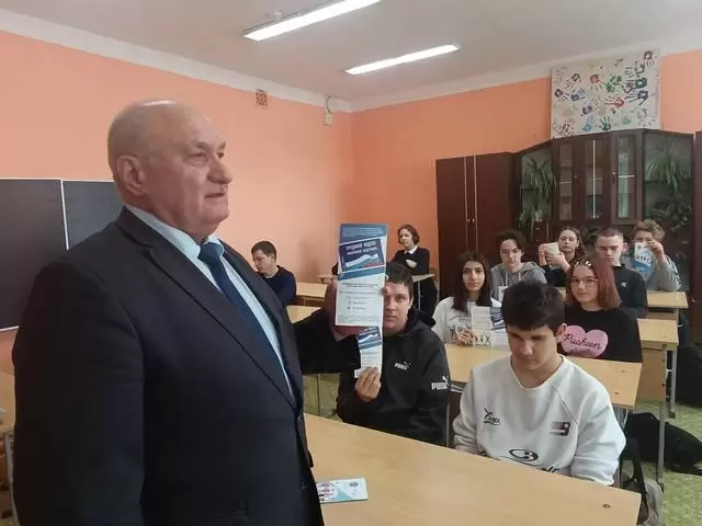 Беседа в школе города Чебаркуль о трудовых правах несовершеннолетних